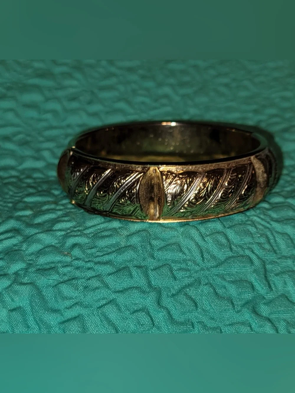 VINTAGE Gold-Tone Ornate Hinged Bangle Bracelet - Hidden Clasp EUC GORGEOUS!